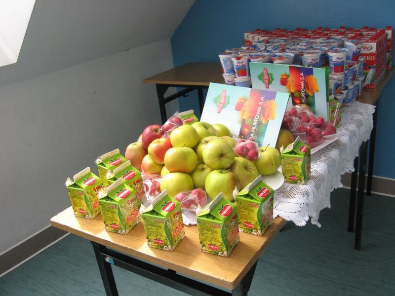 stol z owocami